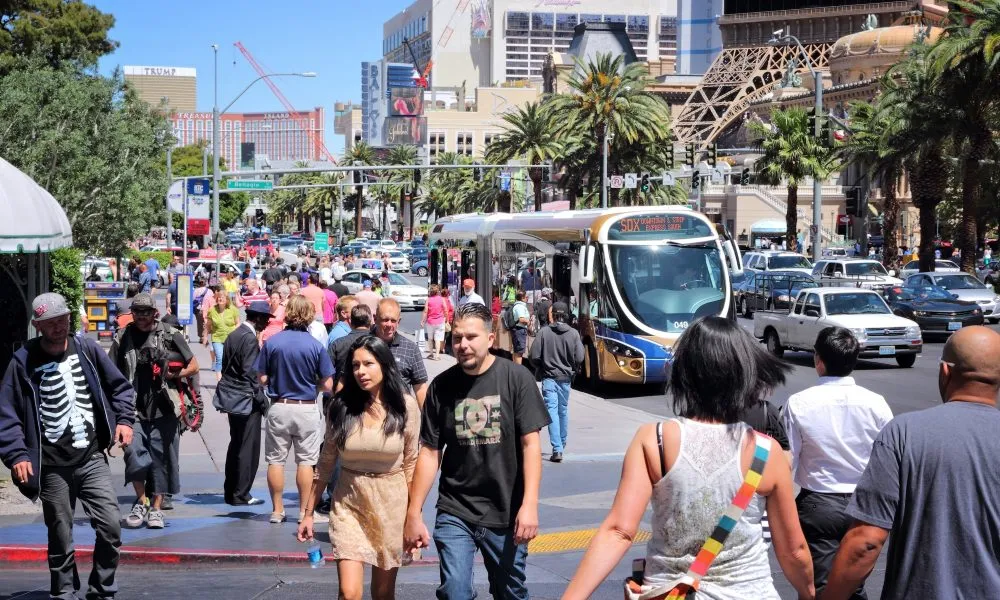 shutterstock-vegas-crowds-1000x6